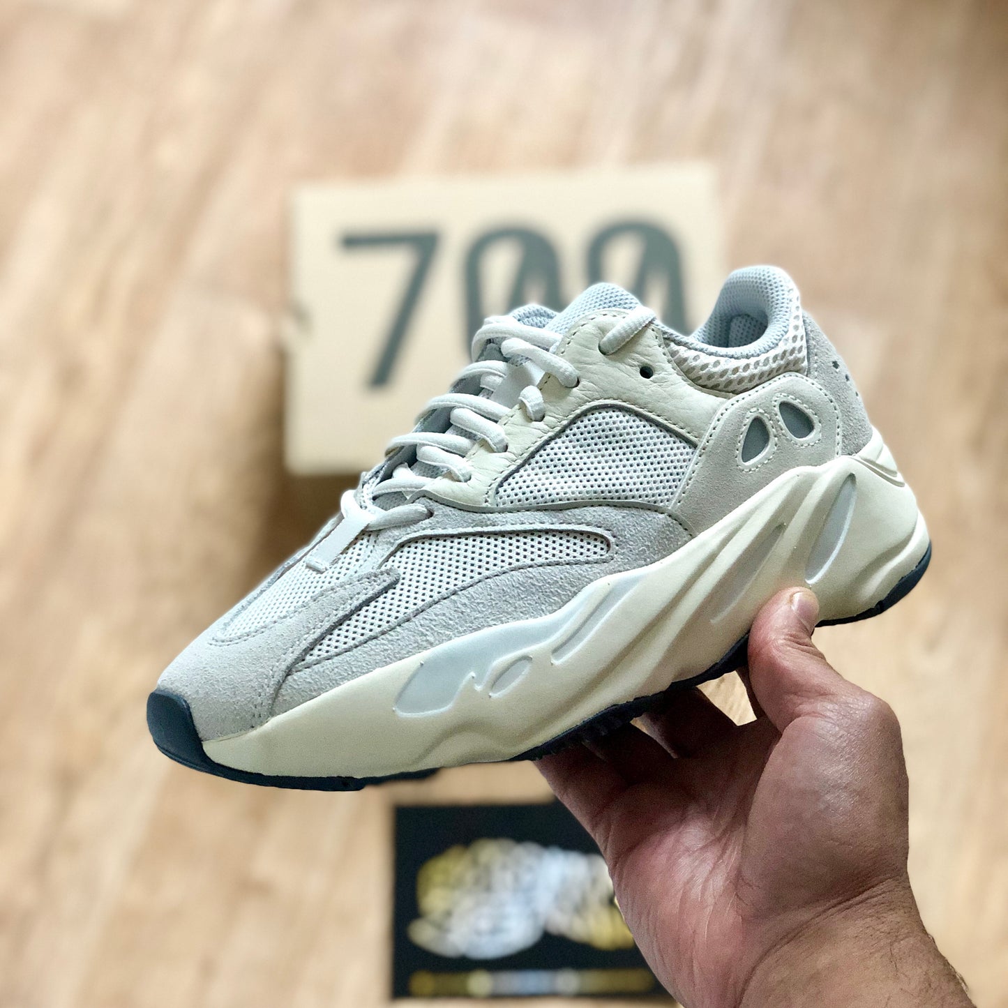 Yeezy Boost 700 - Analog