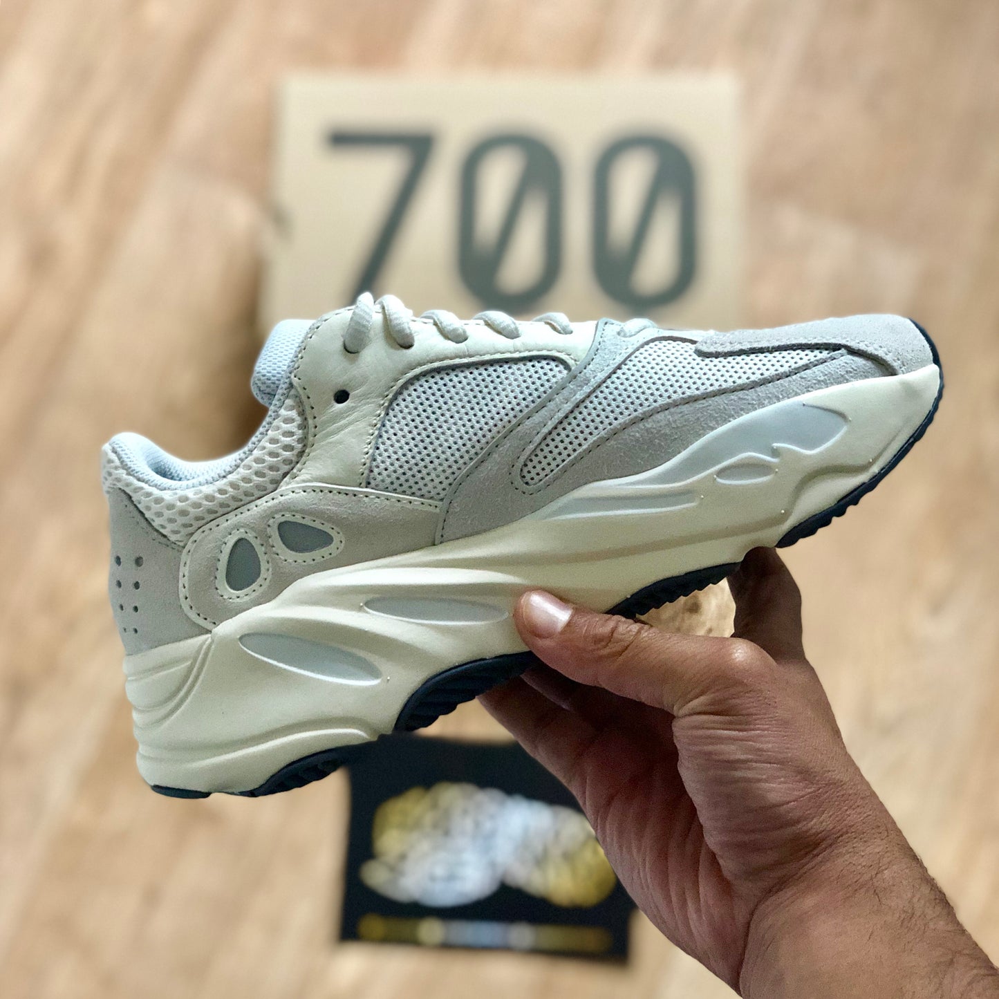 Yeezy Boost 700 - Analog
