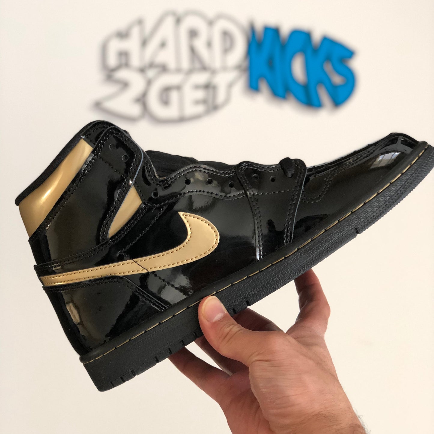 Air Jordan 1 Retro High OG - Black/Metallic Gold