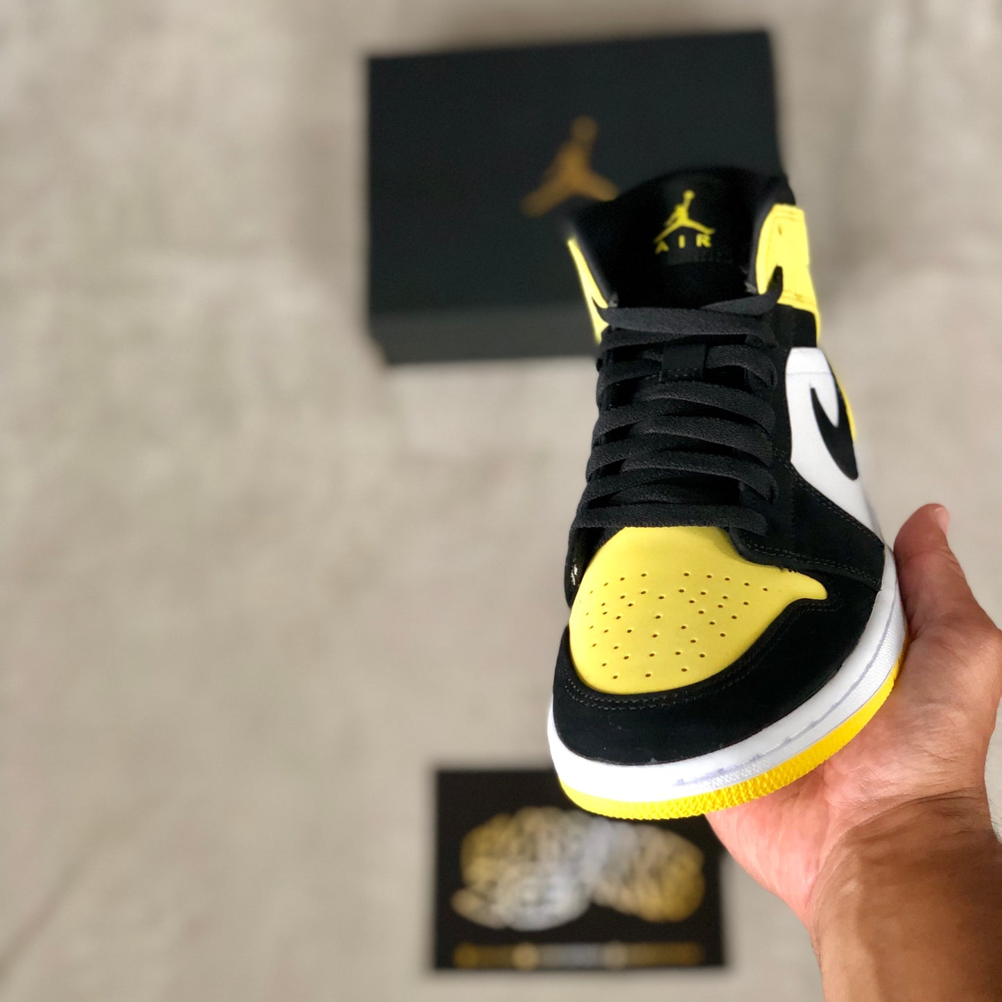 Air Jordan 1 Mid SE - Yellow Toe