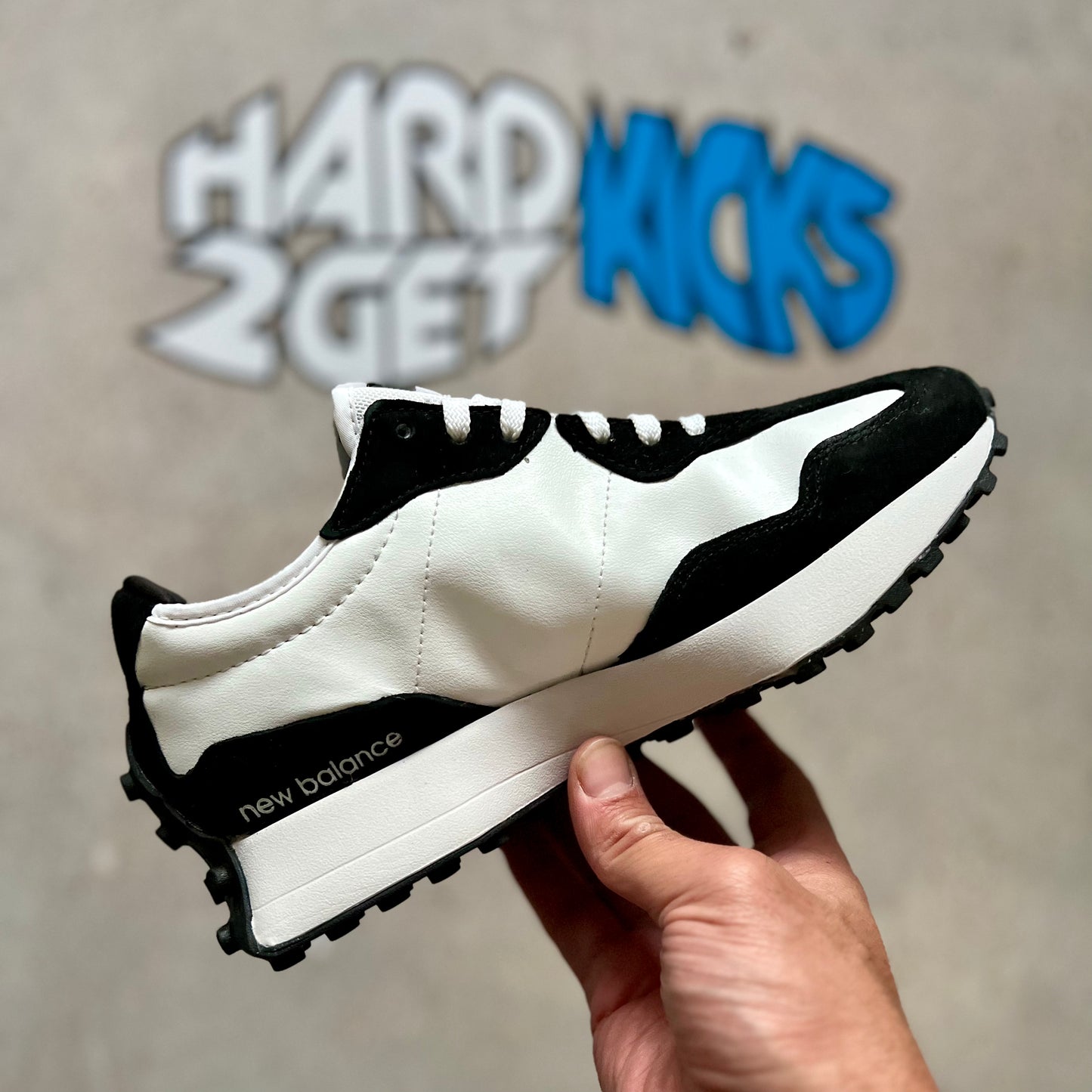New Balance 327 - White/Black
