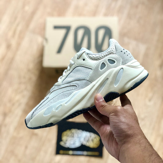 Yeezy Boost 700 - Analog