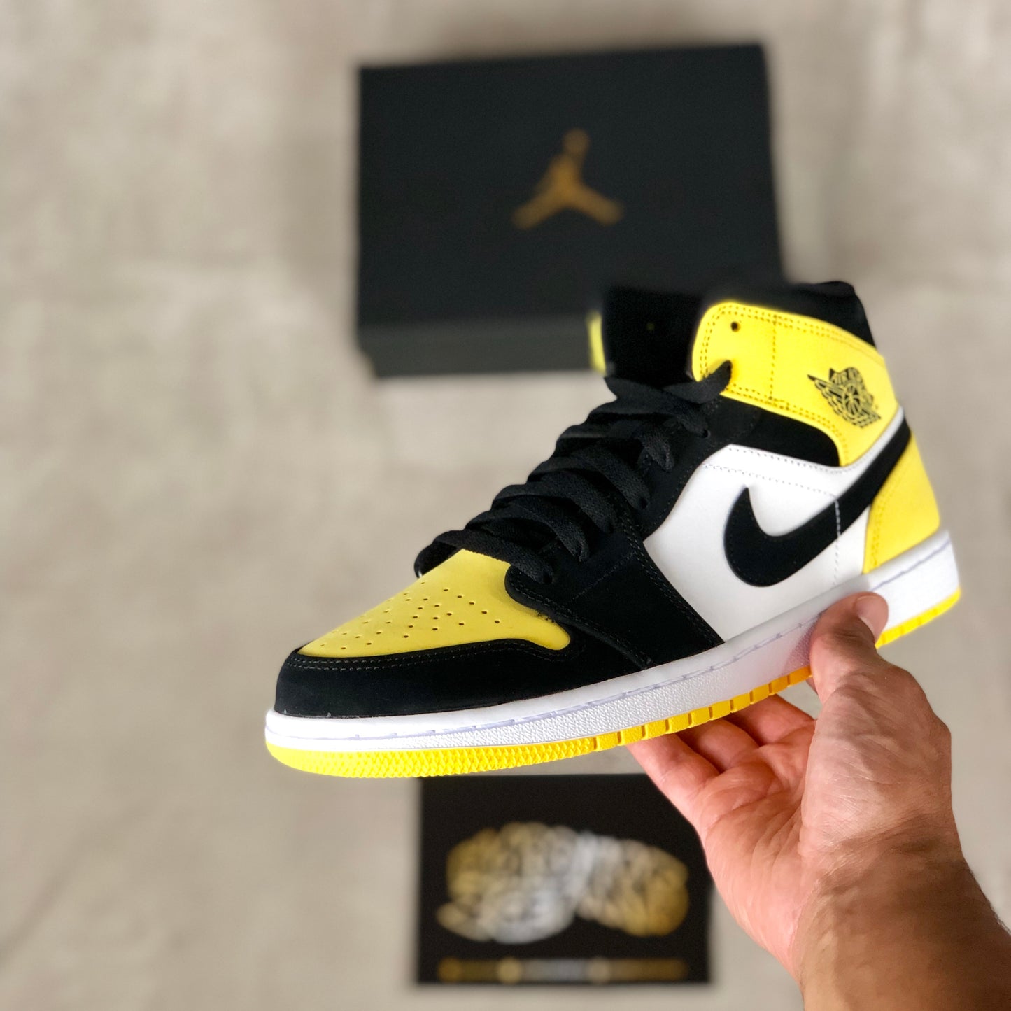 Air Jordan 1 Mid SE - Yellow Toe