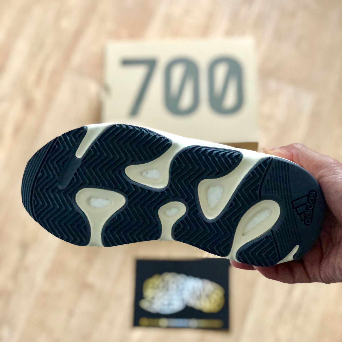 Yeezy Boost 700 - Analog